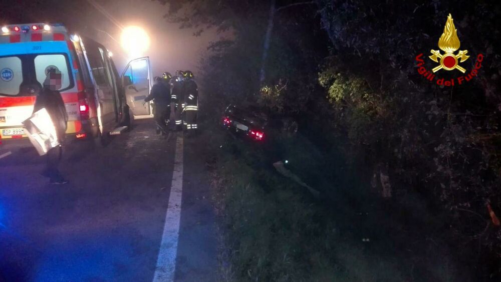 SALGAREDA (TV): AUTO CON 5 GIOVANI A BORDO FINISCE FUORI STRADA, MUORE UN 23ENNE
